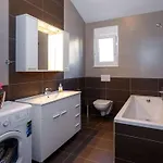 In Mit Grosser Terrasse By Interhome דוגי ראט